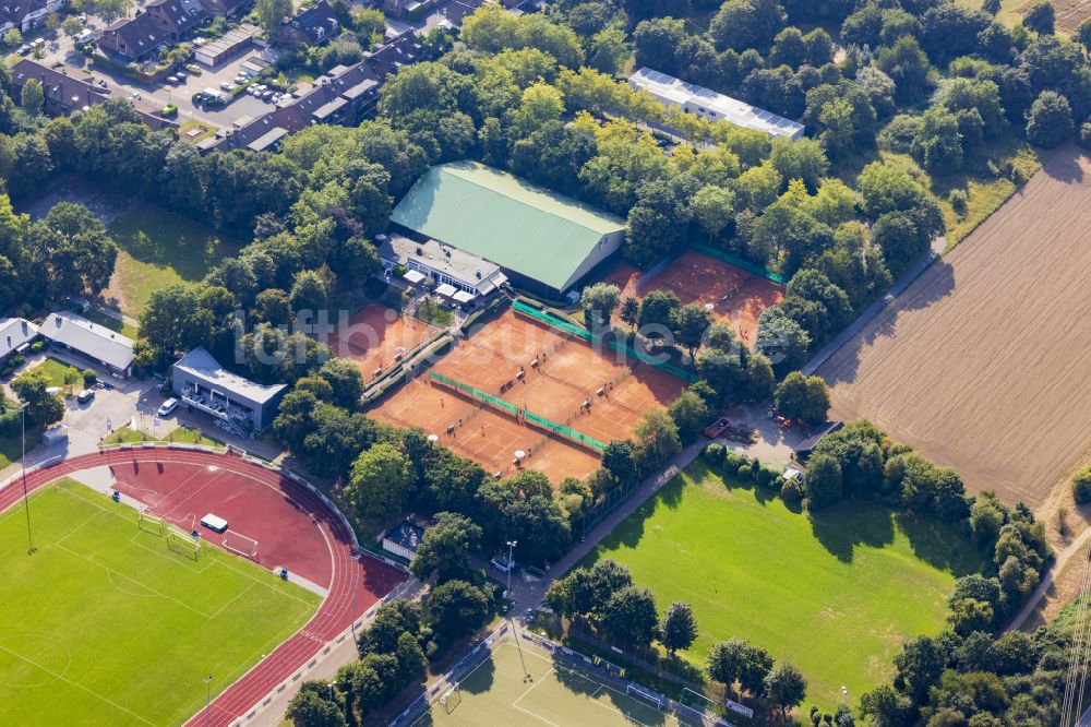 Luftaufnahme Meerbusch - Rotbraun farbiger Tennisplatz Tennisverein von 1926 Osterath e.V. in Osterath im Bundesland Nordrhein-Westfalen, Deutschland