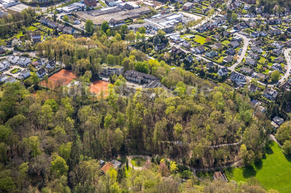 Heiligenhaus von oben - Rotbraun farbiger Tennisplatz der Tennisvereinigung Grün-Weiß e.V. in Heiligenhaus im Bundesland Nordrhein-Westfalen, Deutschland