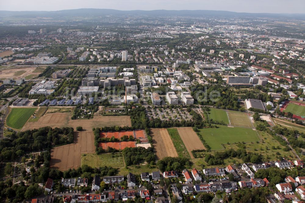 Mainz von oben - Rotbraun farbiger Tennisplatz Uni Mainz AHS Tennisplätze in Mainz im Bundesland Rheinland-Pfalz, Deutschland