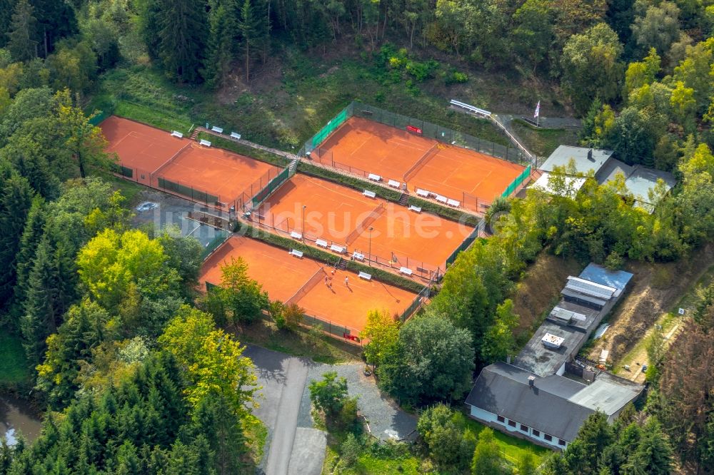 Wilgersdorf aus der Vogelperspektive: Rotbraun farbiger Tennisplatz TC Wilgersdorf e.V. in Wilgersdorf im Bundesland Nordrhein-Westfalen, Deutschland