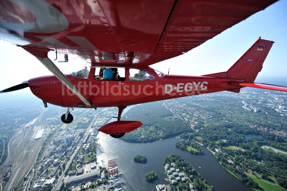 Berlin von oben - Rote Cessna 172 D-EGYC der Agentur euroluftbild.de über Berlin, Deutschland