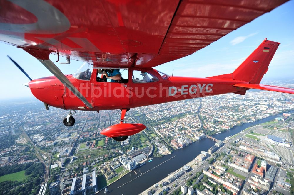 Berlin aus der Vogelperspektive: Rote Cessna 172 D-EGYC der Agentur euroluftbild.de über Berlin, Deutschland