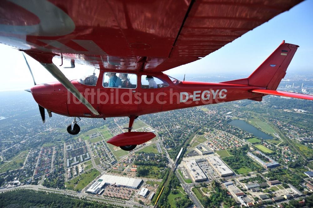 Berlin von oben - Rote Cessna 172 D-EGYC der Agentur euroluftbild.de über Berlin, Deutschland