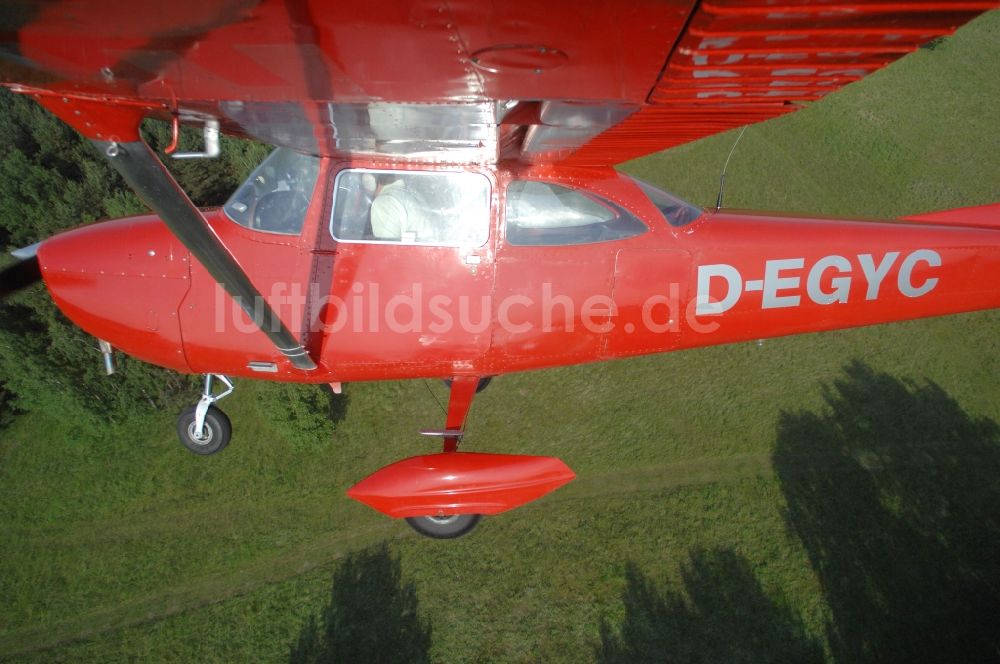 Werneuchen von oben - Rote Cessna 172 D-EGYC der Agentur euroluftbild.de im Flug über den Flugplatz in Werneuchen im Bundesland Brandenburg, Deutschland