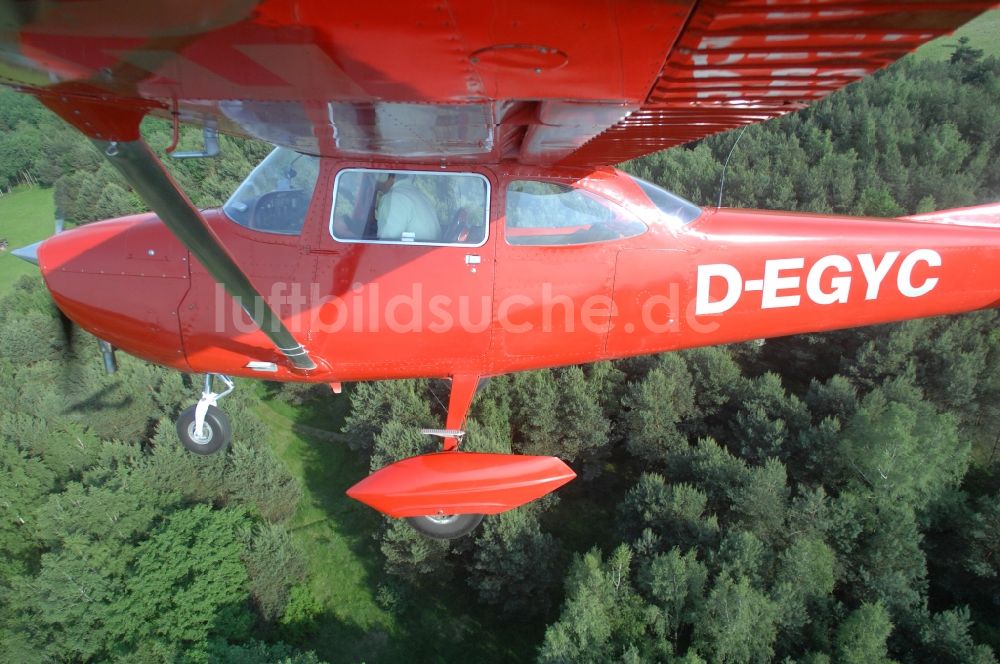 Werneuchen aus der Vogelperspektive: Rote Cessna 172 D-EGYC der Agentur euroluftbild.de im Flug über den Flugplatz in Werneuchen im Bundesland Brandenburg, Deutschland