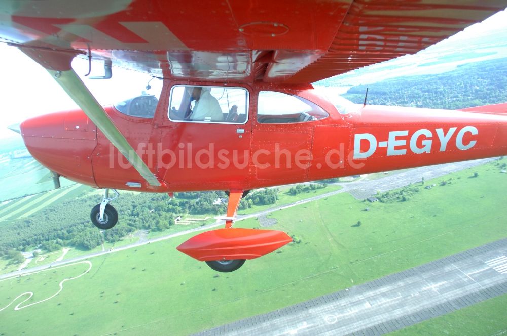 Werneuchen aus der Vogelperspektive: Rote Cessna 172 D-EGYC der Agentur euroluftbild.de im Flug über den Flugplatz in Werneuchen im Bundesland Brandenburg, Deutschland