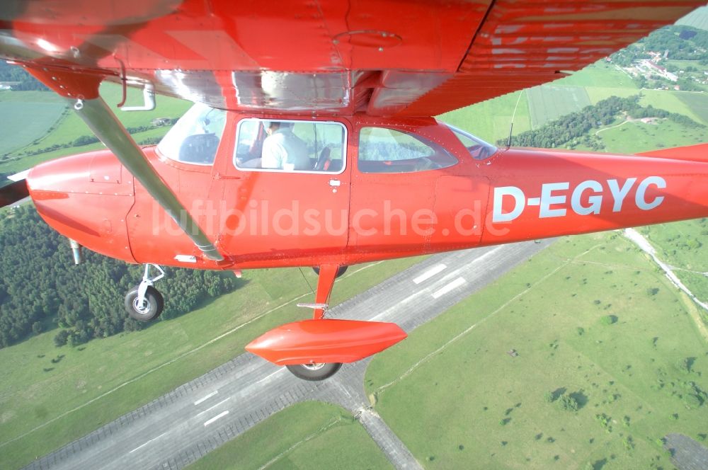 Luftaufnahme Werneuchen - Rote Cessna 172 D-EGYC der Agentur euroluftbild.de im Flug über den Flugplatz in Werneuchen im Bundesland Brandenburg, Deutschland