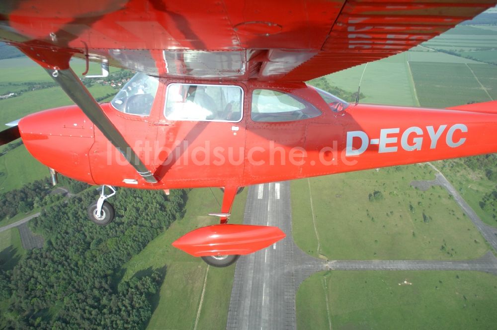 Werneuchen von oben - Rote Cessna 172 D-EGYC der Agentur euroluftbild.de im Flug über den Flugplatz in Werneuchen im Bundesland Brandenburg, Deutschland