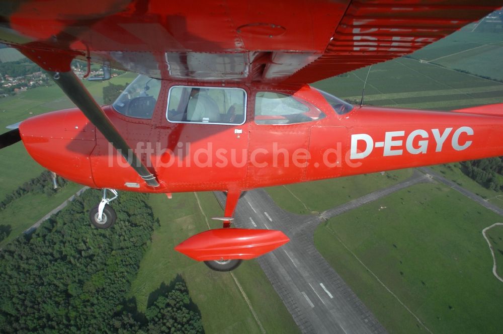 Werneuchen aus der Vogelperspektive: Rote Cessna 172 D-EGYC der Agentur euroluftbild.de im Flug über den Flugplatz in Werneuchen im Bundesland Brandenburg, Deutschland