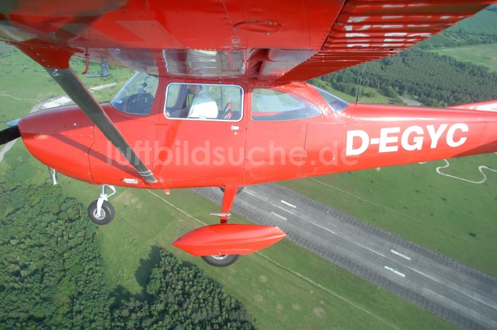 Luftbild Werneuchen - Rote Cessna 172 D-EGYC der Agentur euroluftbild.de im Flug über den Flugplatz in Werneuchen im Bundesland Brandenburg, Deutschland