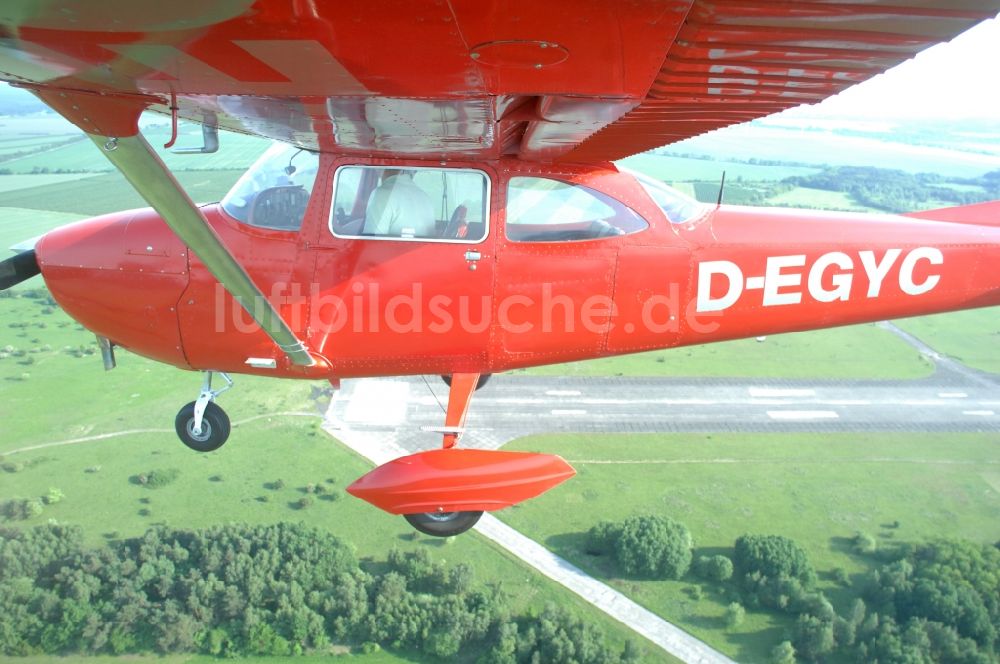 Luftaufnahme Werneuchen - Rote Cessna 172 D-EGYC der Agentur euroluftbild.de im Flug über den Flugplatz in Werneuchen im Bundesland Brandenburg, Deutschland