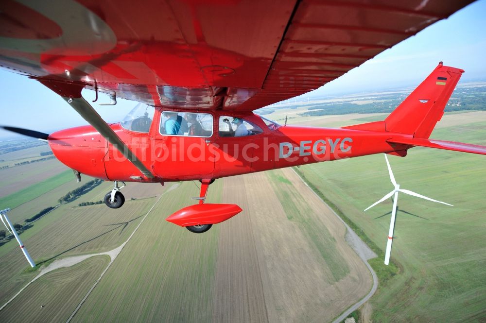 Werneuchen aus der Vogelperspektive: Rote Cessna 172 D-EGYC der Agentur euroluftbild.de im Flug über den Flugplatz in Werneuchen im Bundesland Brandenburg, Deutschland