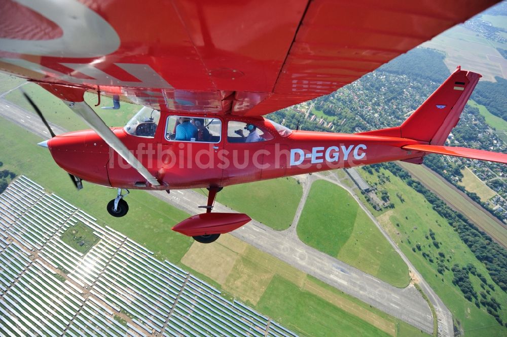 Werneuchen von oben - Rote Cessna 172 D-EGYC der Agentur euroluftbild.de im Flug über den Flugplatz in Werneuchen im Bundesland Brandenburg, Deutschland