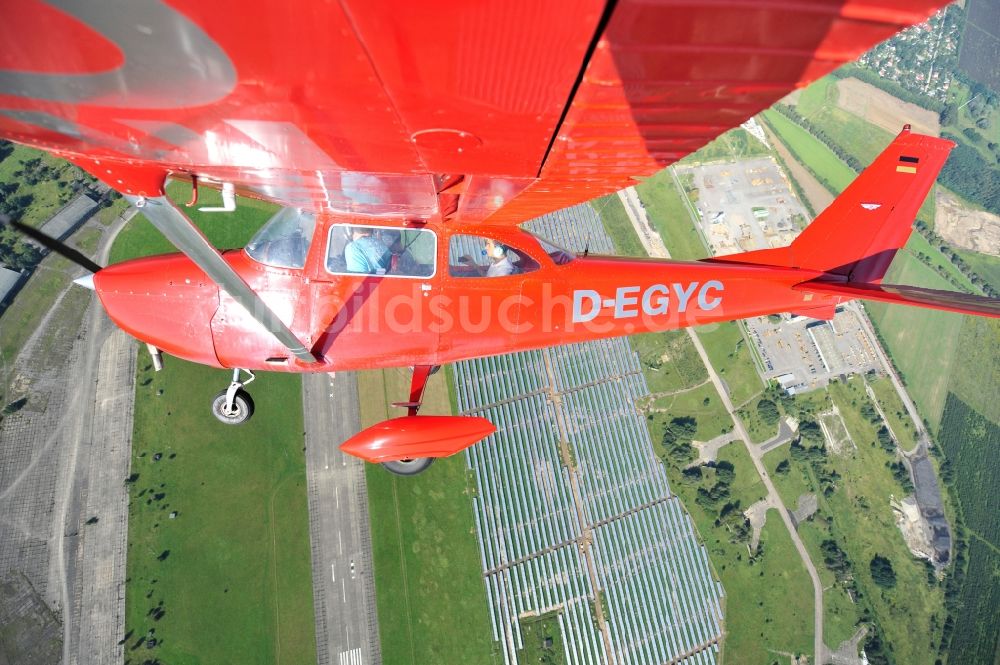 Werneuchen von oben - Rote Cessna 172 D-EGYC der Agentur euroluftbild.de im Flug über den Flugplatz in Werneuchen im Bundesland Brandenburg, Deutschland