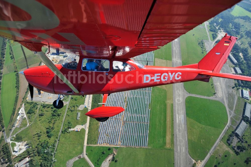 Werneuchen von oben - Rote Cessna 172 D-EGYC der Agentur euroluftbild.de im Flug über den Flugplatz in Werneuchen im Bundesland Brandenburg, Deutschland