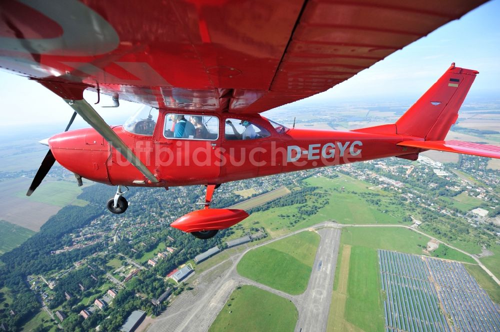 Luftaufnahme Werneuchen - Rote Cessna 172 D-EGYC der Agentur euroluftbild.de im Flug über den Flugplatz in Werneuchen im Bundesland Brandenburg, Deutschland