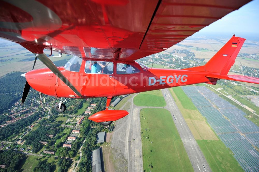 Werneuchen von oben - Rote Cessna 172 D-EGYC der Agentur euroluftbild.de im Flug über den Flugplatz in Werneuchen im Bundesland Brandenburg, Deutschland