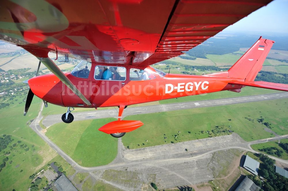 Luftbild Werneuchen - Rote Cessna 172 D-EGYC der Agentur euroluftbild.de im Flug über den Flugplatz in Werneuchen im Bundesland Brandenburg, Deutschland