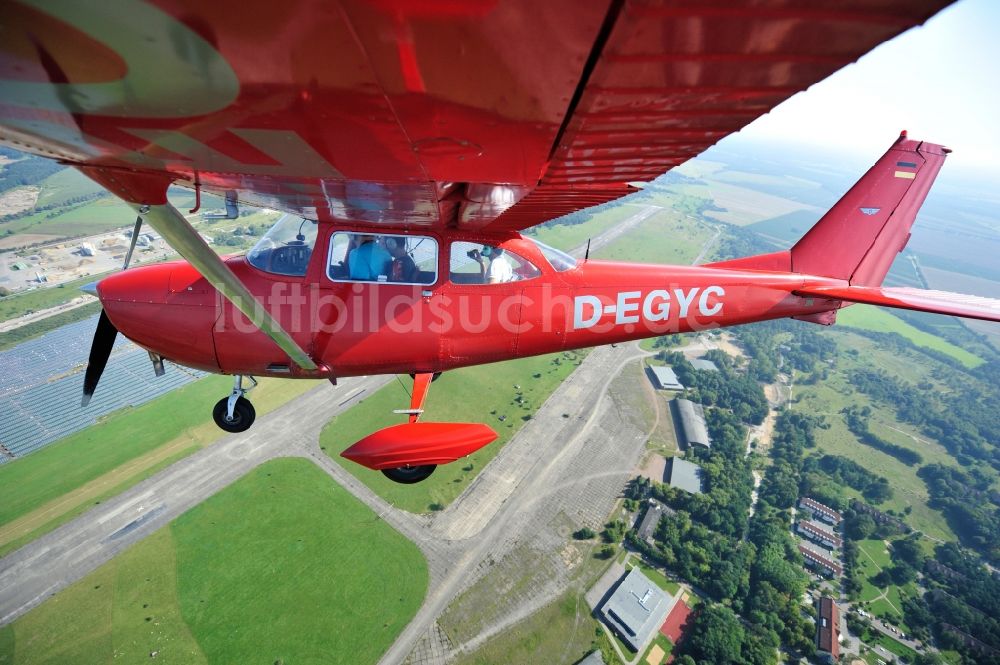 Luftaufnahme Werneuchen - Rote Cessna 172 D-EGYC der Agentur euroluftbild.de im Flug über den Flugplatz in Werneuchen im Bundesland Brandenburg, Deutschland