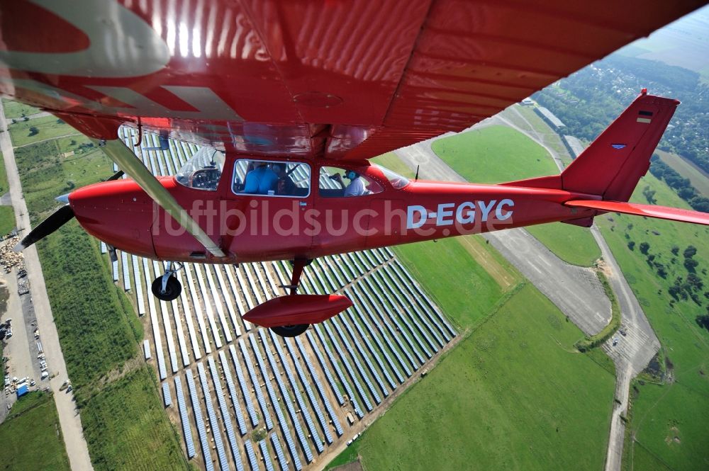 Werneuchen aus der Vogelperspektive: Rote Cessna 172 D-EGYC der Agentur euroluftbild.de im Flug über den Flugplatz in Werneuchen im Bundesland Brandenburg, Deutschland