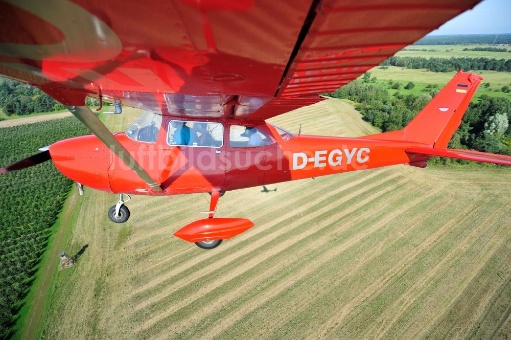 Luftbild Werneuchen - Rote Cessna 172 D-EGYC der Agentur euroluftbild.de im Flug über den Flugplatz in Werneuchen im Bundesland Brandenburg, Deutschland