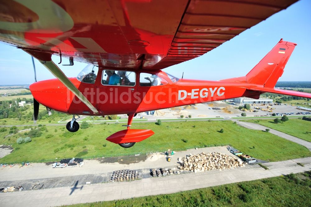 Luftaufnahme Werneuchen - Rote Cessna 172 D-EGYC der Agentur euroluftbild.de im Flug über den Flugplatz in Werneuchen im Bundesland Brandenburg, Deutschland