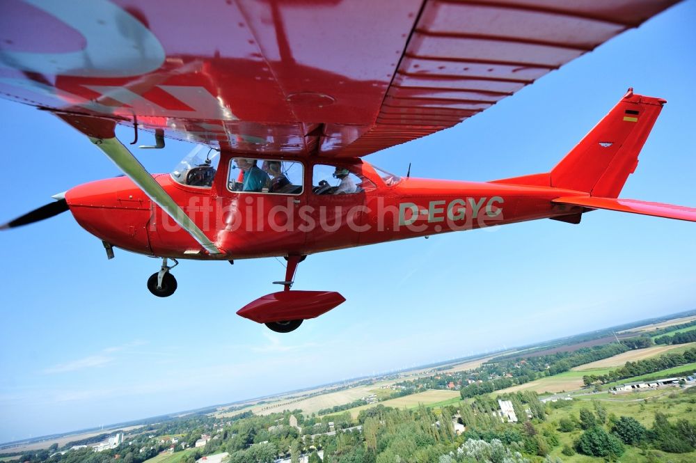 Werneuchen von oben - Rote Cessna 172 D-EGYC der Agentur euroluftbild.de im Flug über den Flugplatz in Werneuchen im Bundesland Brandenburg, Deutschland