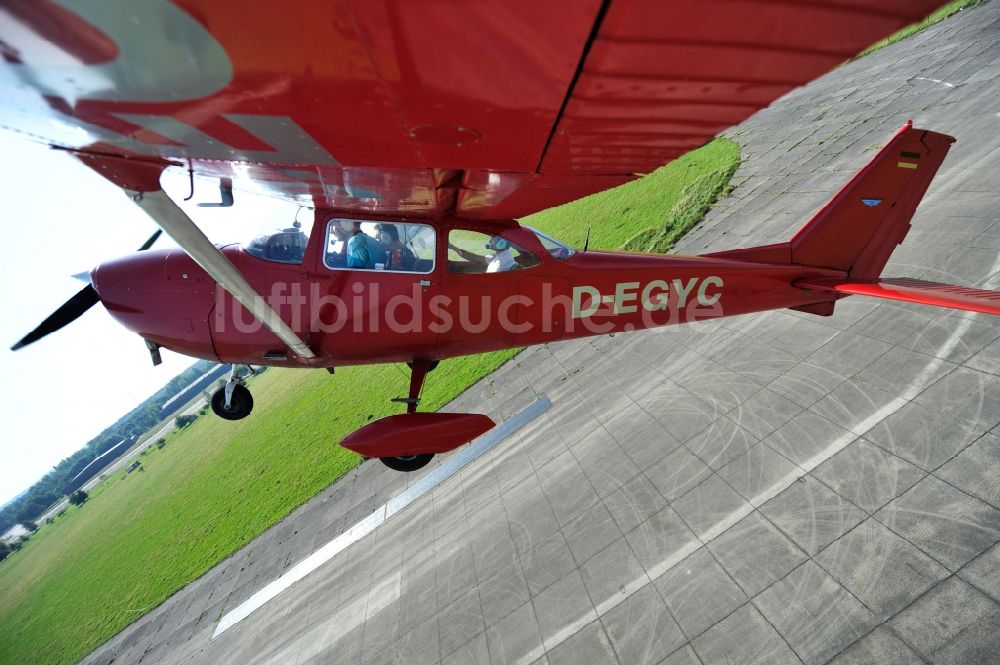 Luftbild Werneuchen - Rote Cessna 172 D-EGYC der Agentur euroluftbild.de im Flug über den Flugplatz in Werneuchen im Bundesland Brandenburg, Deutschland