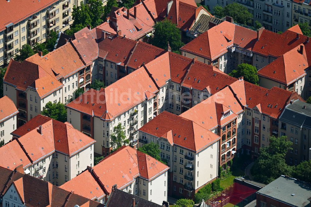 Berlin von oben - Rote Dächer einer Mehrfamilienhaussiedlung im Ortsteil Wilmersdorf in Berlin, Deutschland