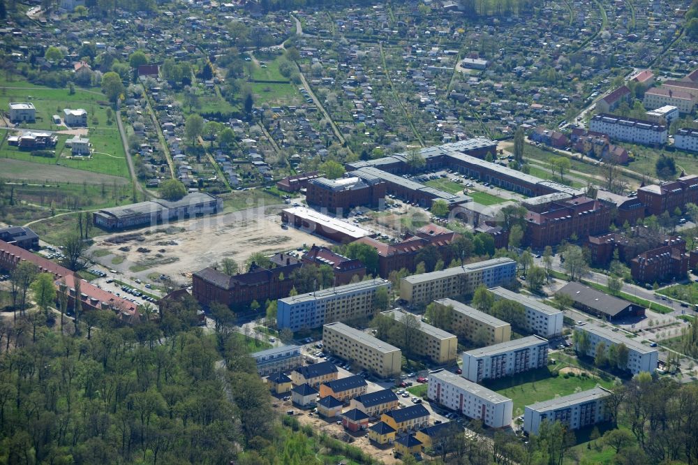 Luftaufnahme Falkensee Ortsteil Finkenkrug - Rote Kaserne und Wohngebäude in der Nedlitzer Straße im Bezirk Nördliche Vorstädte in Potsdam im Bundesland Brandenburg