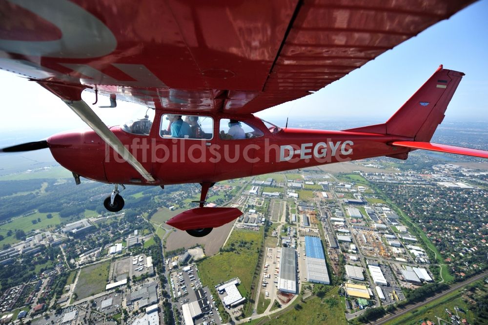 Luftbild Hoppegarten - Rotes Flugzeug Cessna F172H mit der Kennung D-EGYC im Fluge über dem Luftraum im Ortsteil Dahlwitz-Hoppegarten in Hoppegarten im Bundesland Brandenburg, Deutschland