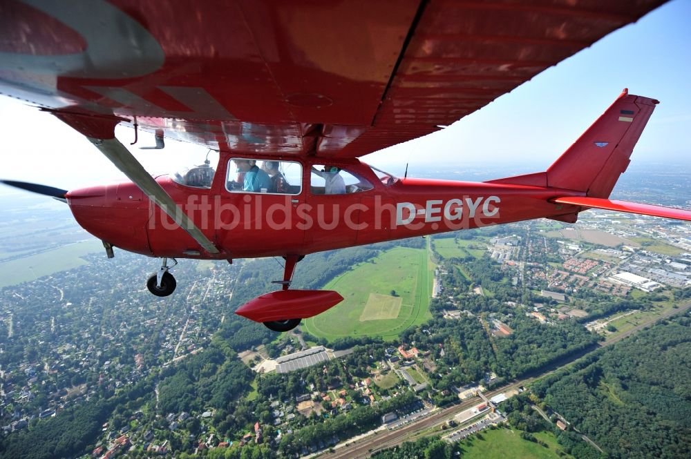 Hoppegarten von oben - Rotes Flugzeug Cessna F172H mit der Kennung D-EGYC im Fluge über dem Luftraum im Ortsteil Dahlwitz-Hoppegarten in Hoppegarten im Bundesland Brandenburg, Deutschland