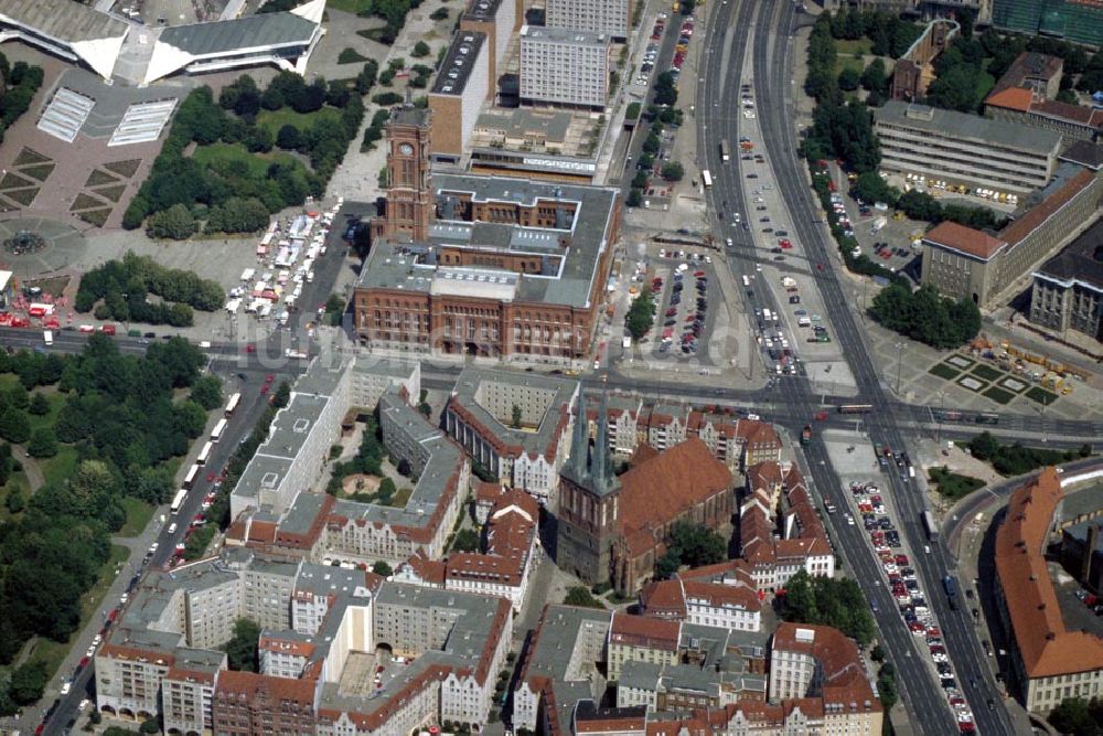 Berlin / Mitte aus der Vogelperspektive: Rotes Rathaus, Nikolaikirche, Neptunbrunnen und Marx-Engels-Forum in Berlin Mitte 1995