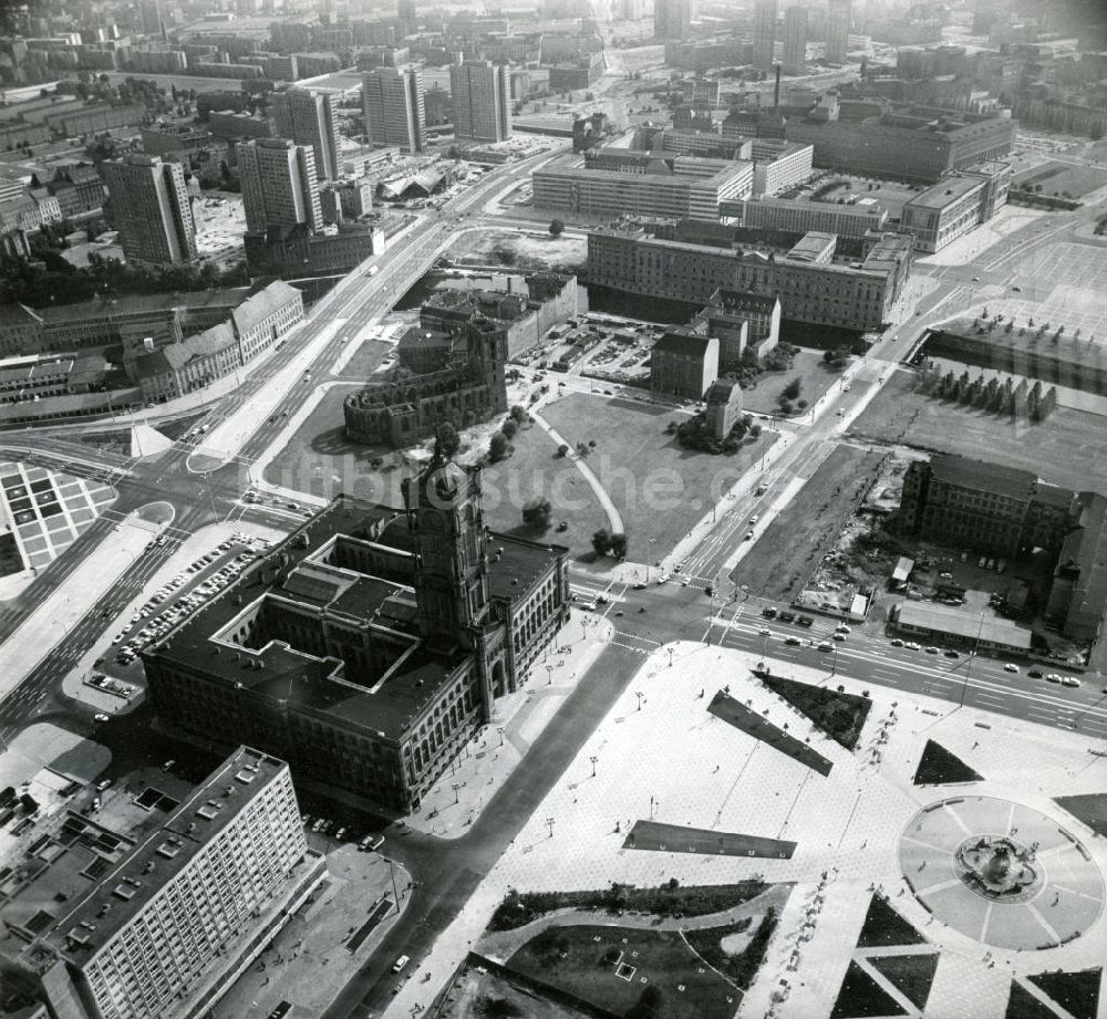 Berlin von oben - Rotes Rathaus und Nikolaiviertel