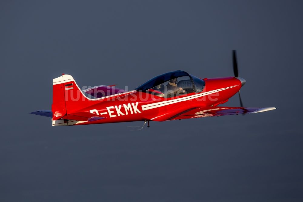 Hamm von oben - Rotes Sportflugzeug Falco mit der Kennung D-EKMK beim Flug in Hamm im Bundesland Nordrhein-Westfalen