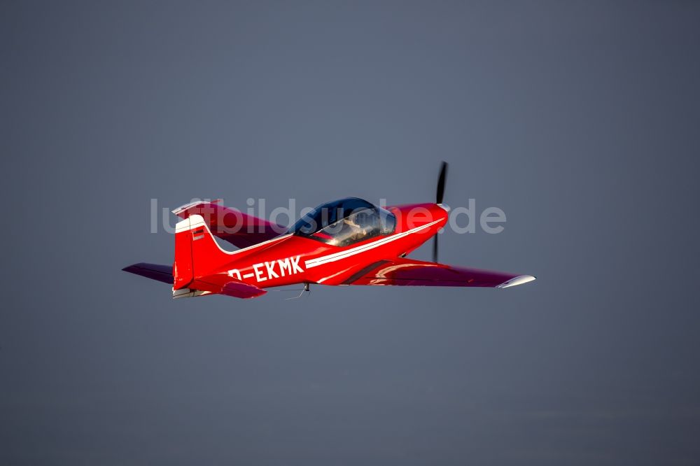 Hamm aus der Vogelperspektive: Rotes Sportflugzeug Falco mit der Kennung D-EKMK beim Flug in Hamm im Bundesland Nordrhein-Westfalen