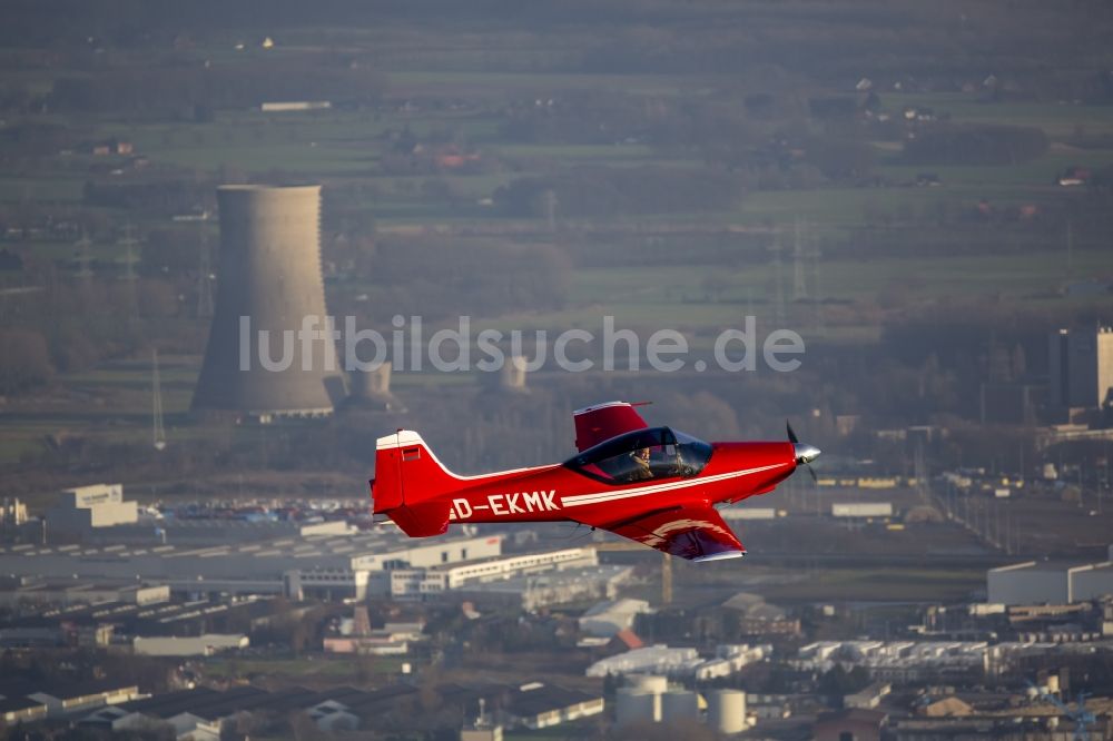 Luftbild Hamm - Rotes Sportflugzeug Falco mit der Kennung D-EKMK beim Flug in Hamm im Bundesland Nordrhein-Westfalen