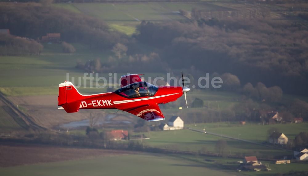 Luftaufnahme Hamm - Rotes Sportflugzeug Falco mit der Kennung D-EKMK beim Flug in Hamm im Bundesland Nordrhein-Westfalen