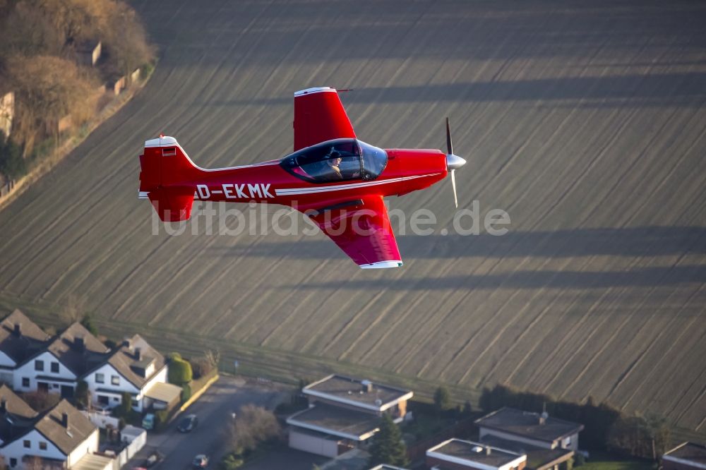 Hamm von oben - Rotes Sportflugzeug Falco mit der Kennung D-EKMK beim Flug in Hamm im Bundesland Nordrhein-Westfalen