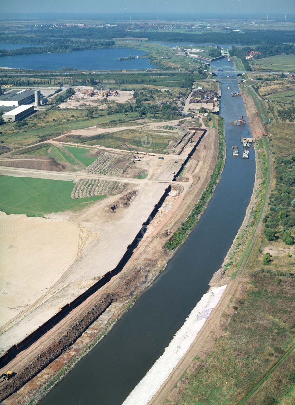 Luftaufnahme Magdeburg - Rothenseer Verbindungskanal und der Binnenhafen Magdeburg