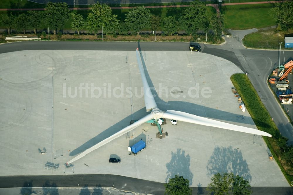 Aurich aus der Vogelperspektive: Rotorkopf eines Windrads auf einer Freifläche vor der Windrad- Montage und Produktionsstätte der Enercon GmbH in Aurich im Bundesland Niedersachsen