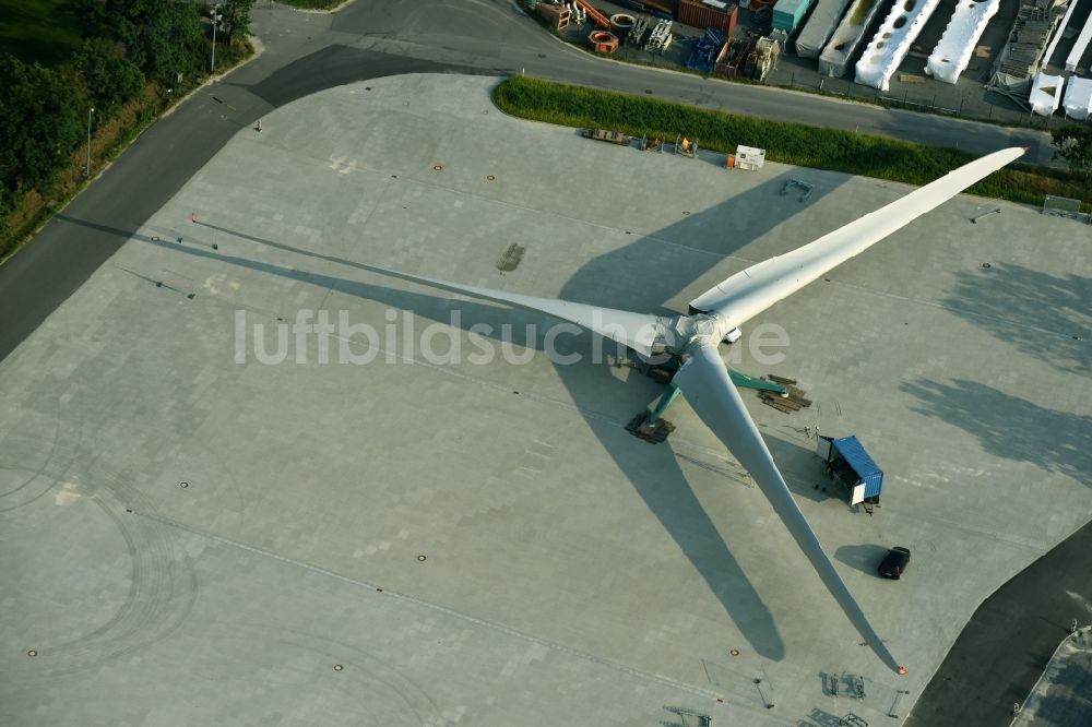 Luftaufnahme Aurich - Rotorkopf eines Windrads auf einer Freifläche vor der Windrad- Montage und Produktionsstätte der Enercon GmbH in Aurich im Bundesland Niedersachsen