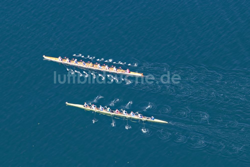 Pöcking von oben - Ruderboote bei der Ruder- Regatta Roseninsel-8er auf dem Starnberger See vor Possenhofen im Bundesland Bayern