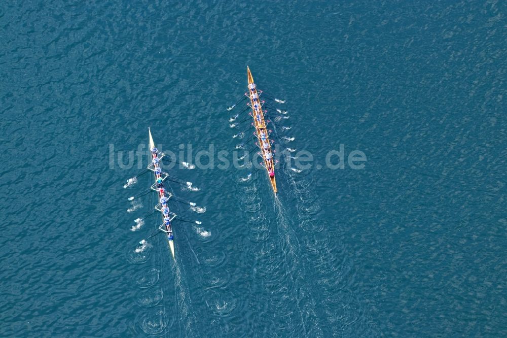 Pöcking von oben - Ruderboote bei der Ruder- Regatta Roseninsel-8er auf dem Starnberger See vor Possenhofen im Bundesland Bayern