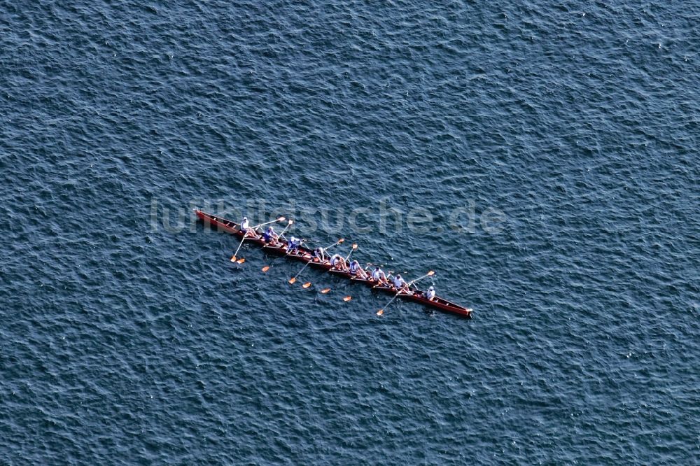 Starnberg aus der Vogelperspektive: Ruderboote bei der Ruder- Regatta Roseninsel-8er auf dem Starnberger See vor Starnberg im Bundesland Bayern