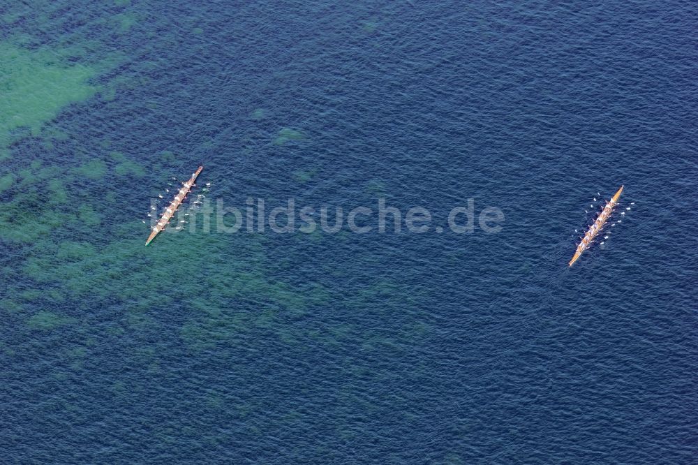 Starnberg von oben - Ruderboote bei der Ruder- Regatta Roseninsel-8er auf dem Starnberger See vor Starnberg im Bundesland Bayern