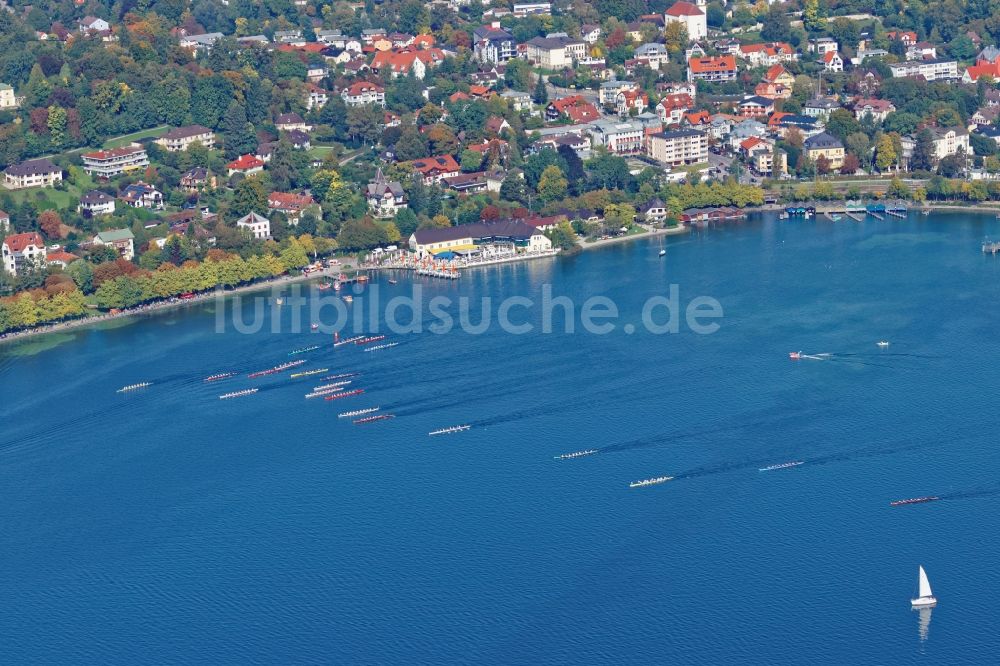 Starnberg aus der Vogelperspektive: Ruderboote beim Massenstart zur Ruder- Regatta Roseninsel-8er auf dem Starnberger See vor Starnberg im Bundesland Bayern