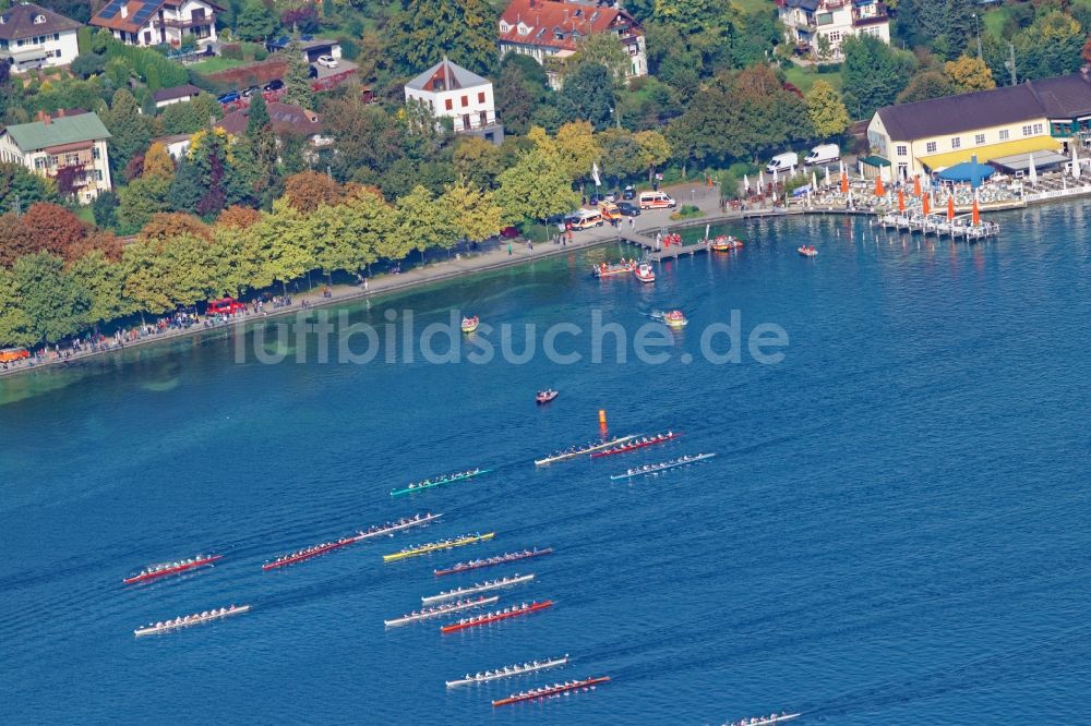 Luftaufnahme Starnberg - Ruderboote beim Massenstart zur Ruder- Regatta Roseninsel-8er auf dem Starnberger See vor Starnberg im Bundesland Bayern