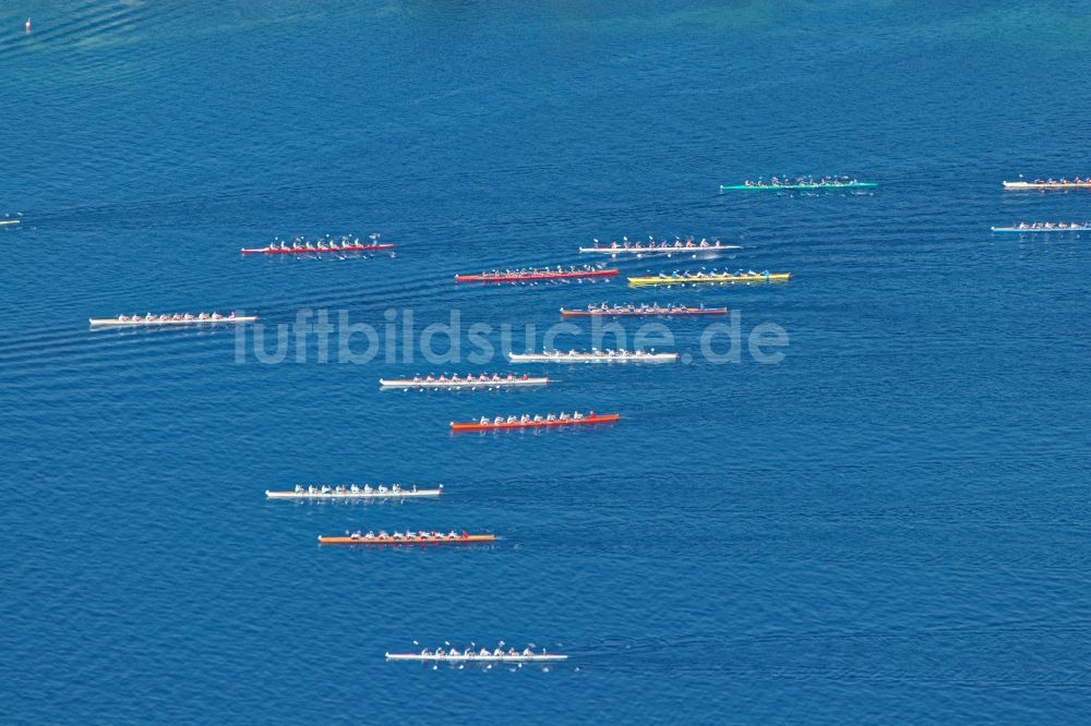 Starnberg aus der Vogelperspektive: Ruderboote beim Massenstart zur Ruder- Regatta Roseninsel-8er auf dem Starnberger See vor Starnberg im Bundesland Bayern