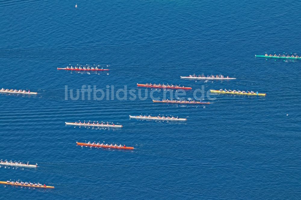 Luftbild Starnberg - Ruderboote beim Massenstart zur Ruder- Regatta Roseninsel-8er auf dem Starnberger See vor Starnberg im Bundesland Bayern